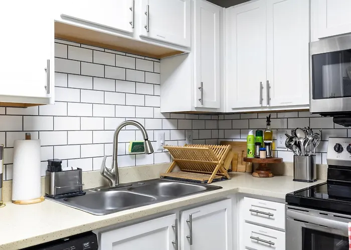 Modern Swank Luxury Aptmins The Battery3Bd2Br